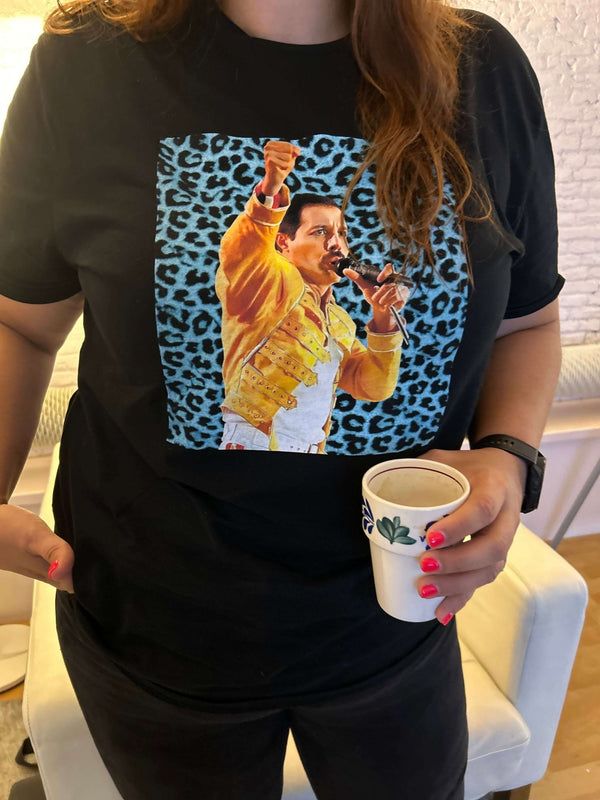 Camiseta Negra Algodón Orgánico Freddie Mercury En Fondo Azul - Julieta Jaleo