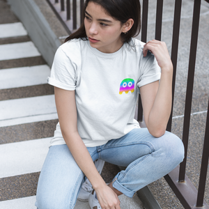 Chica agachada con la camiseta blanca de algodón orgánico de Julieta Jaleo fantasma minicolor