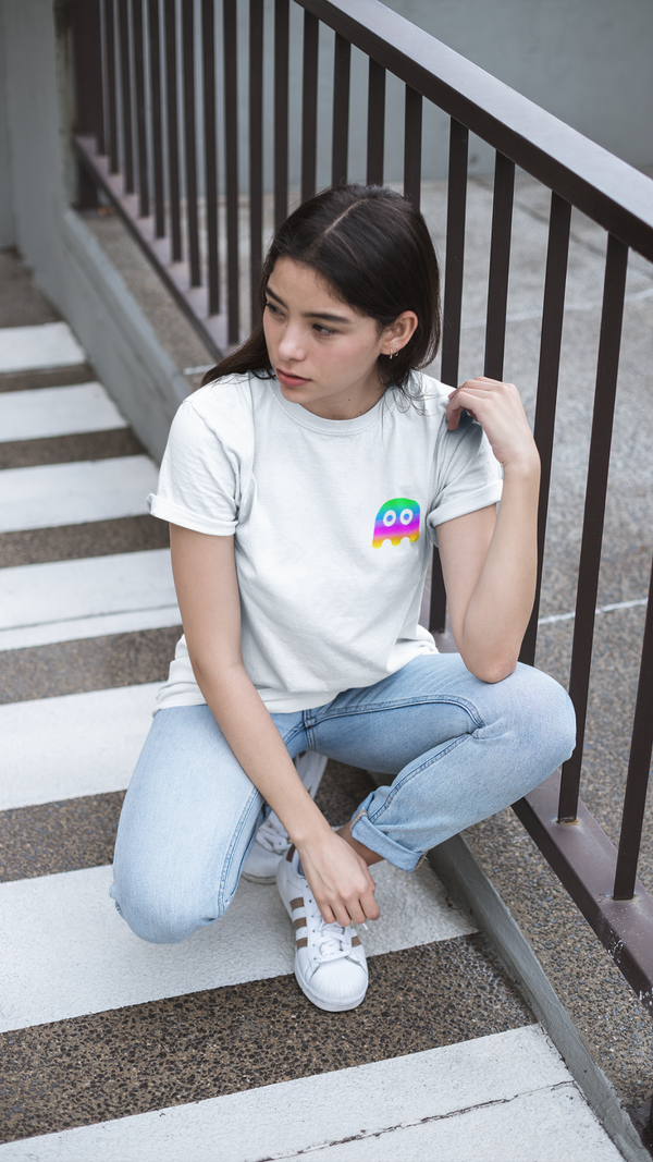 Chica agachada con la camiseta blanca de algodón orgánico de Julieta Jaleo fantasma minicolor