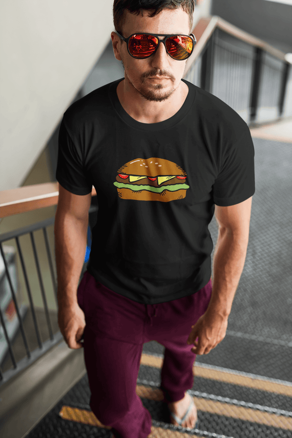 Modelo masculino con gafas de sol mirando a la izquierda, vistiendo una camiseta negra con una hamburguesa en el pecho, de Julieta Jaleo.