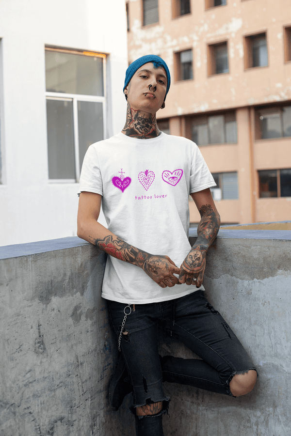 Modelo masculino lleno de tatuajes con la camiseta Tattoo Lover