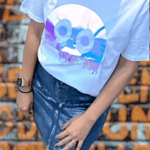 Modelo Femenino con camiseta de Julieta Jaleo de algodón orgánico del fantasma holográfico